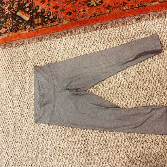 GREAT CONDITION lululemon cropped leggings 21” - Picture 2 of 3